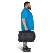 en mann bærer Osprey Transporter Wheeled Carry-On reisekoffert 38L (unisex)