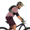 en modell bærer Osprey Escapist Velocity 6 sykkelvest (unisex)