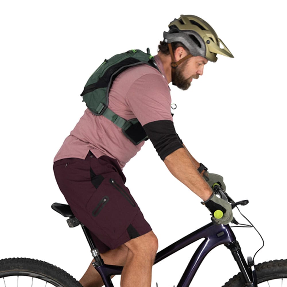 en modell bærer Osprey Escapist Velocity 6 sykkelvest (unisex)