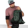en modell viser Osprey Escapist Velocity 6 sykkelvest (unisex)
