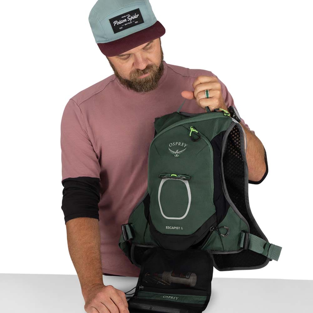en modell viser Osprey Escapist Velocity 6 sykkelvest (unisex)