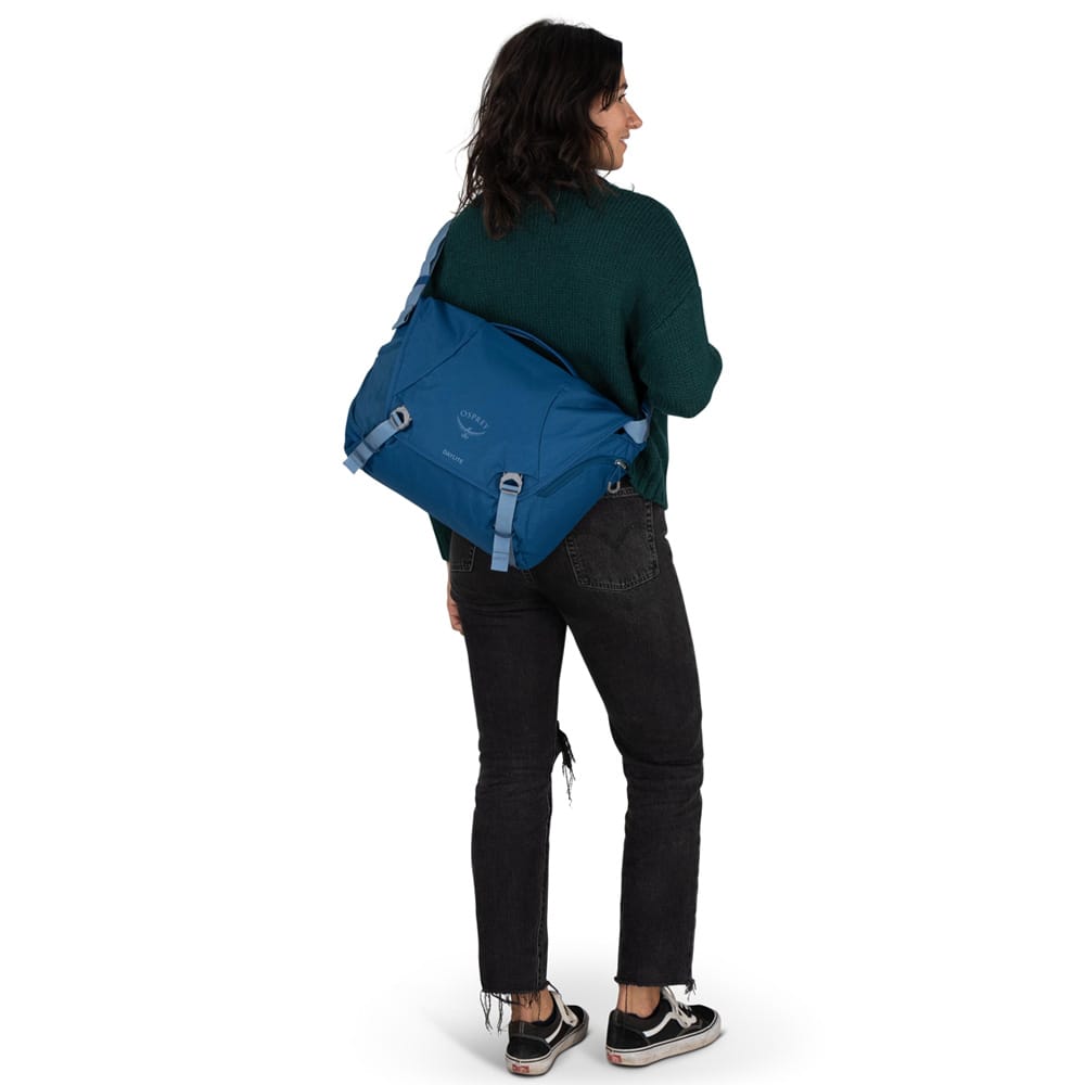 en kunde bærer Osprey Daylite Messenger 12 L skulderveske (unisex)