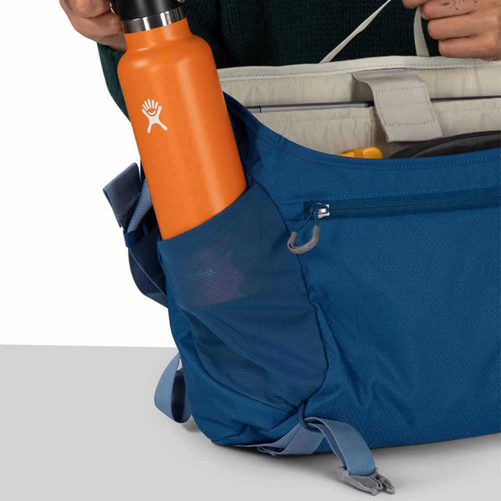 vannflaske i Osprey Daylite Messenger 12 L skulderveske (unisex)