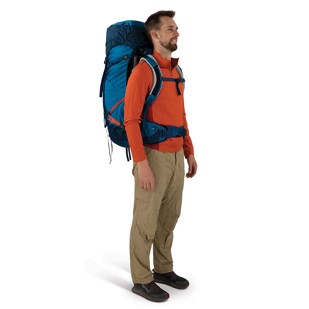 En modell bærer Osprey Atmos AG LT 65 tursekk (herre)