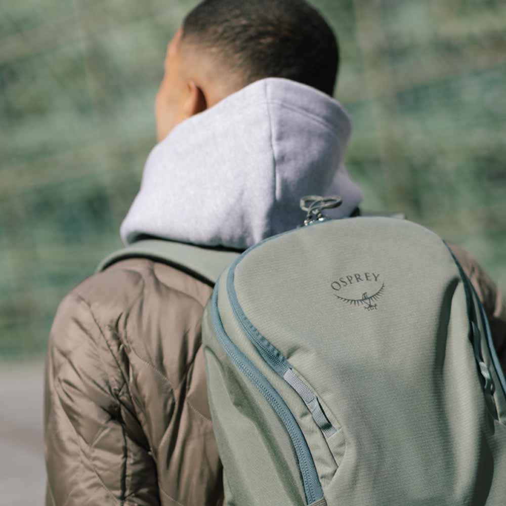 Osprey Astronova 23L hverdagssekk (unisex) på en person
