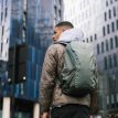 en modell bærer en Osprey Astronova 23L hverdagssekk (unisex)