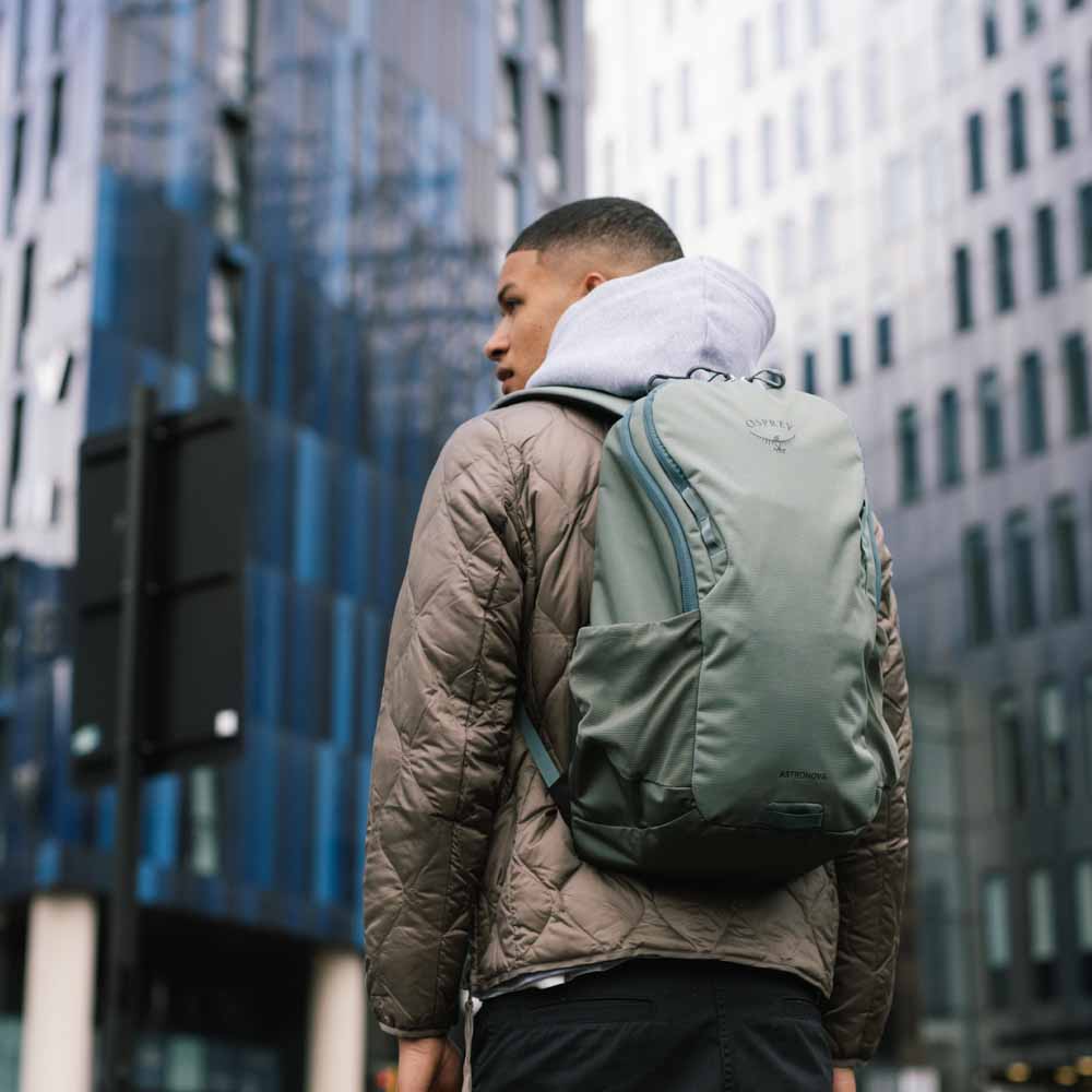 en modell bærer en Osprey Astronova 23L hverdagssekk (unisex)