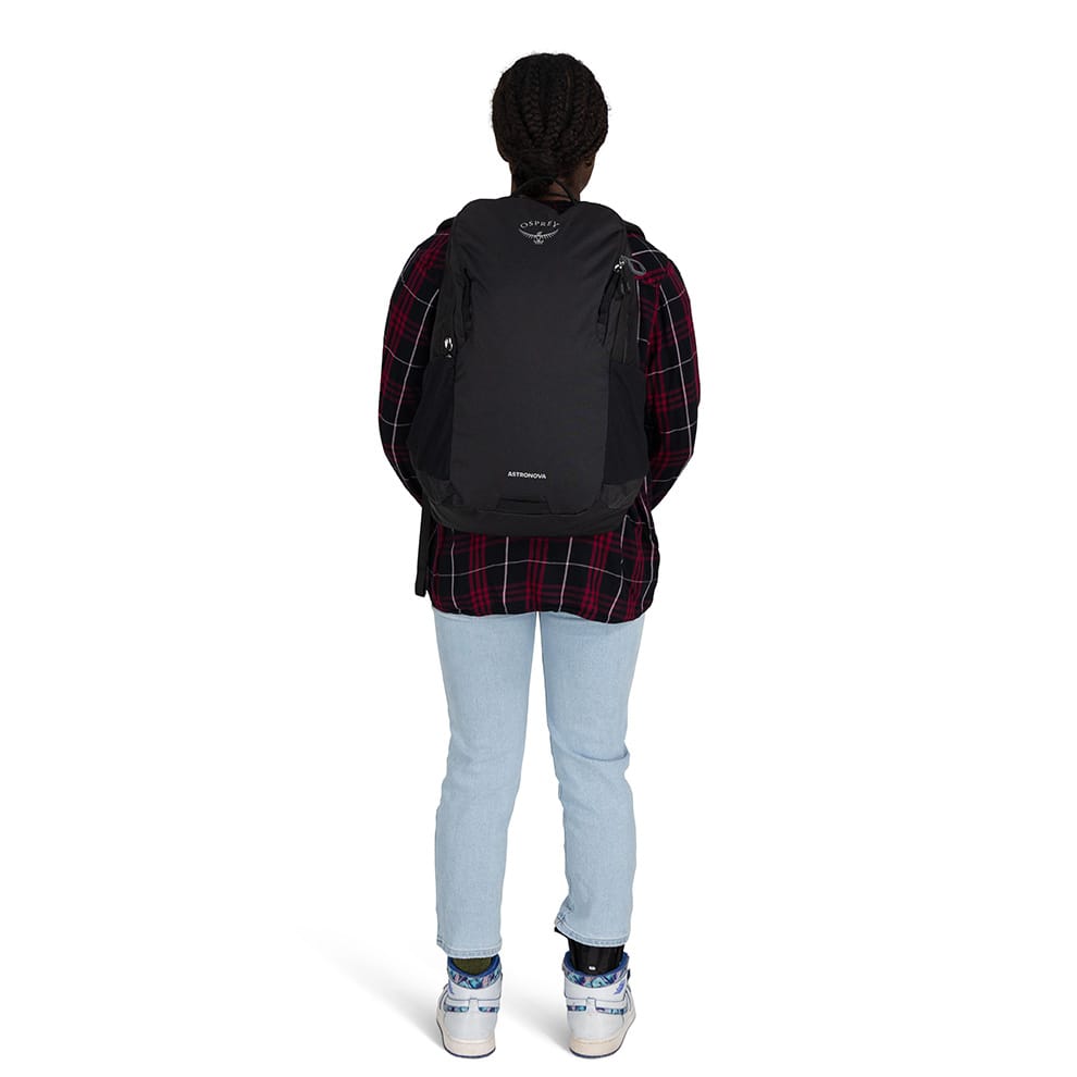 bakside av Osprey Astronova 23L hverdagssekk (unisex) på en modell