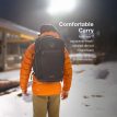 en modell bærer Osprey Daylite Carry-On Travel Pack 44 L reisesekk (unisex)