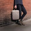 en person holder i en Osprey Daylite 14 Laptop Sleeve PC-veske