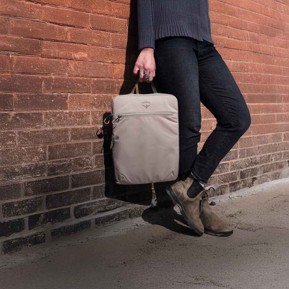 en person holder i en Osprey Daylite 14 Laptop Sleeve PC-veske
