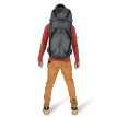 Osprey Exos 48L tursekk (herre) på en modell – bakfra