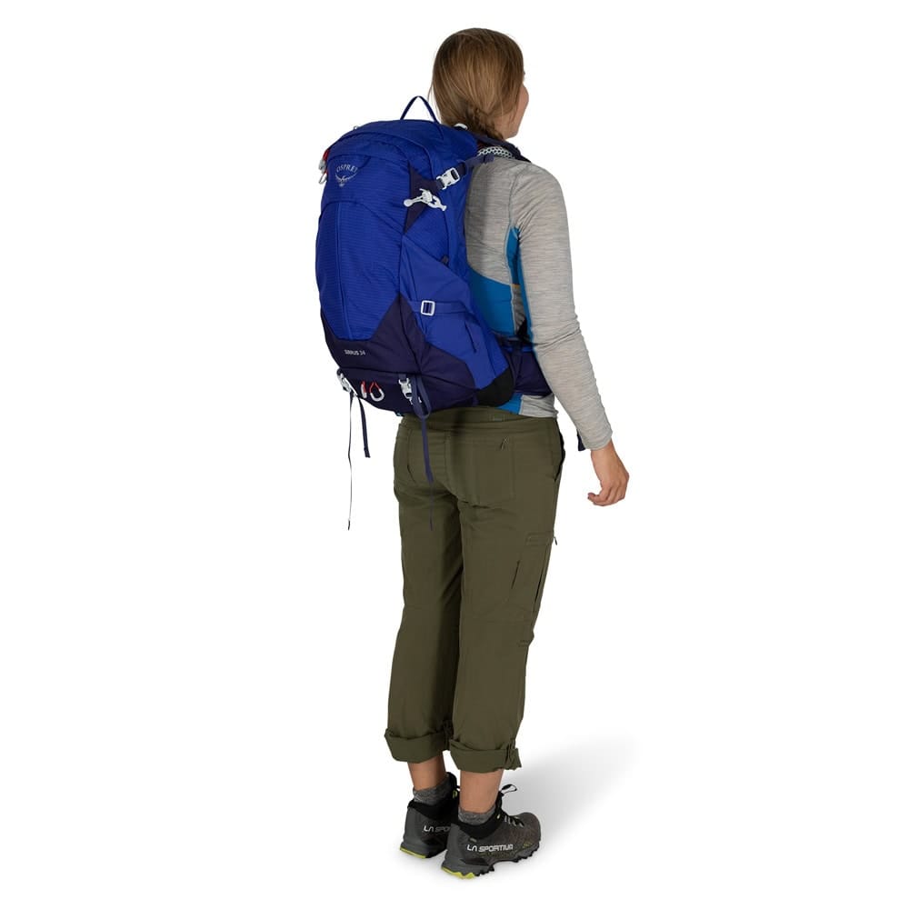 Osprey Sirrus 34L tursekk (dame) på en modell - bakfra