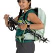 en modell bærer en Osprey Tempest 11L dagstursekk (dame)
