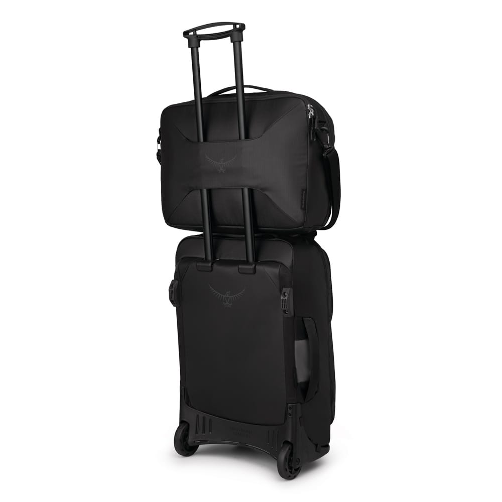 en Transporter Carryon Boarding Bag på en koffert