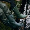 En modell bærer et par praktiske og komfortable Tretorn Strong S Gummistøvler (unisex)