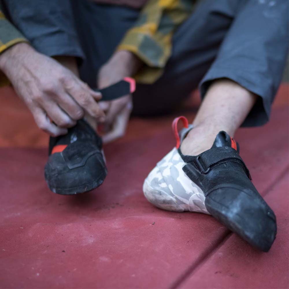 en modell bruker Black Diamond Method S Climbing Shoes klatresko (herre)