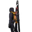 Mann som bærer Black Diamond Dawn Patrol 25 ryggsekk med ski