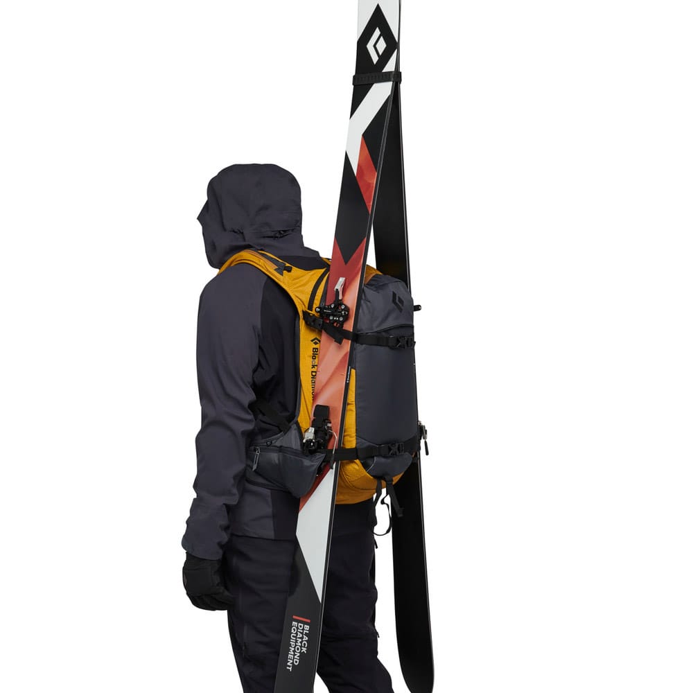 Mann som bærer Black Diamond Dawn Patrol 25 ryggsekk med ski