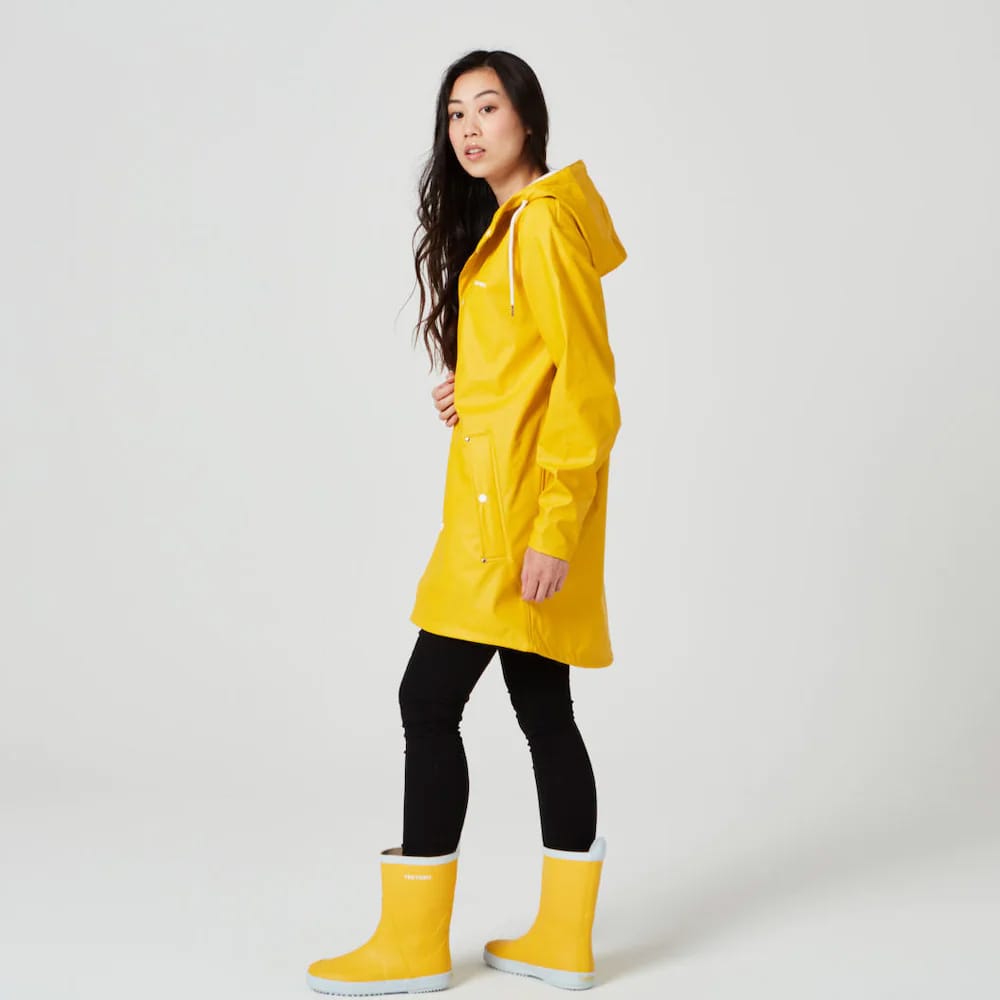 Modell i Tretorn Wings jacket sett fra siden
