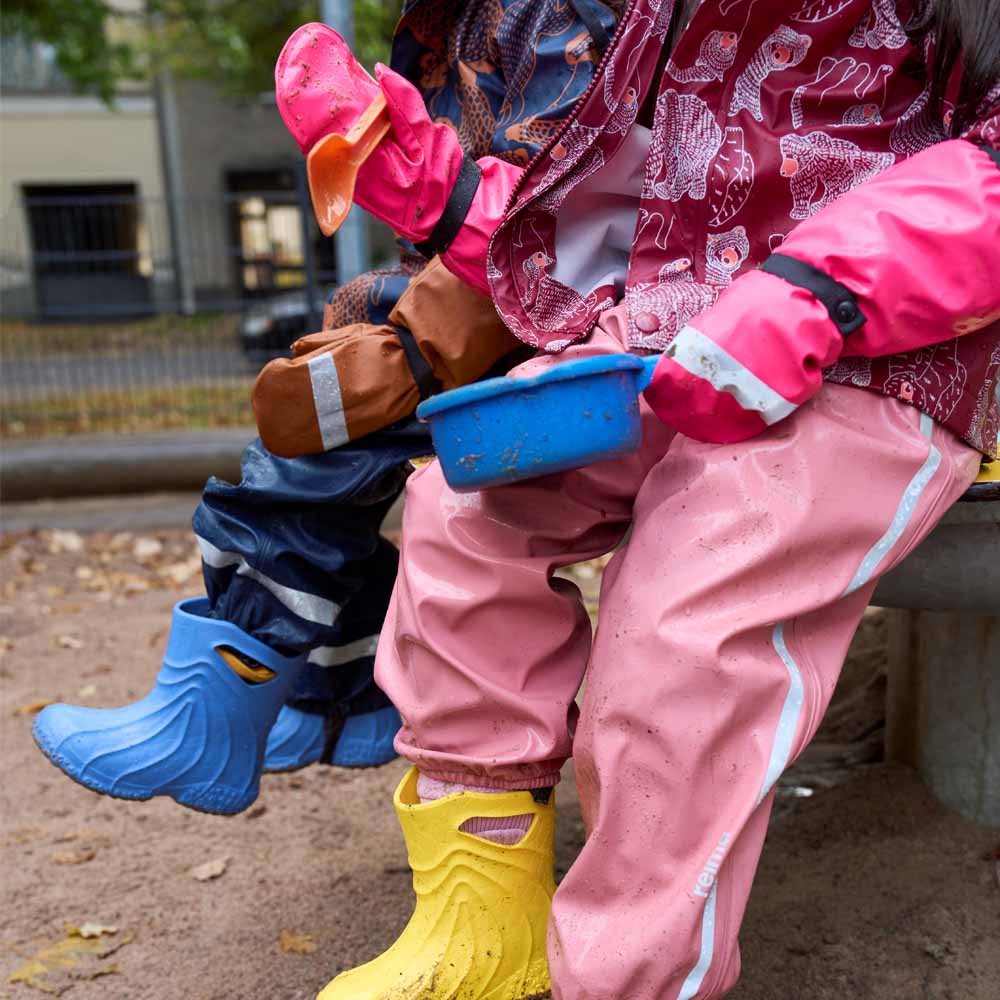 et barn har på seg Reima Rain mittens Puro regnvotter (barn)