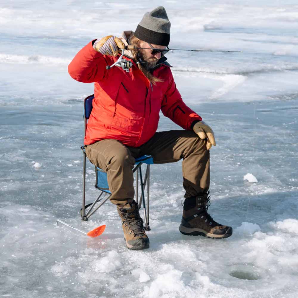 en mann har på seg Keen Revel IV High Polar vinterstøvler (herre)