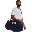 en modell bærer Under Armour Undeniable 5.0 Small treningsbag (unisex)