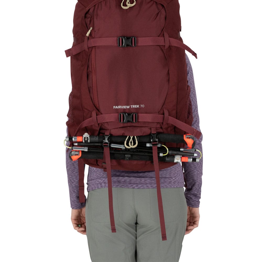 Baksiden av Osprey Fairview Trek 70L tur- og reiseryggsekk (dame) på en modell