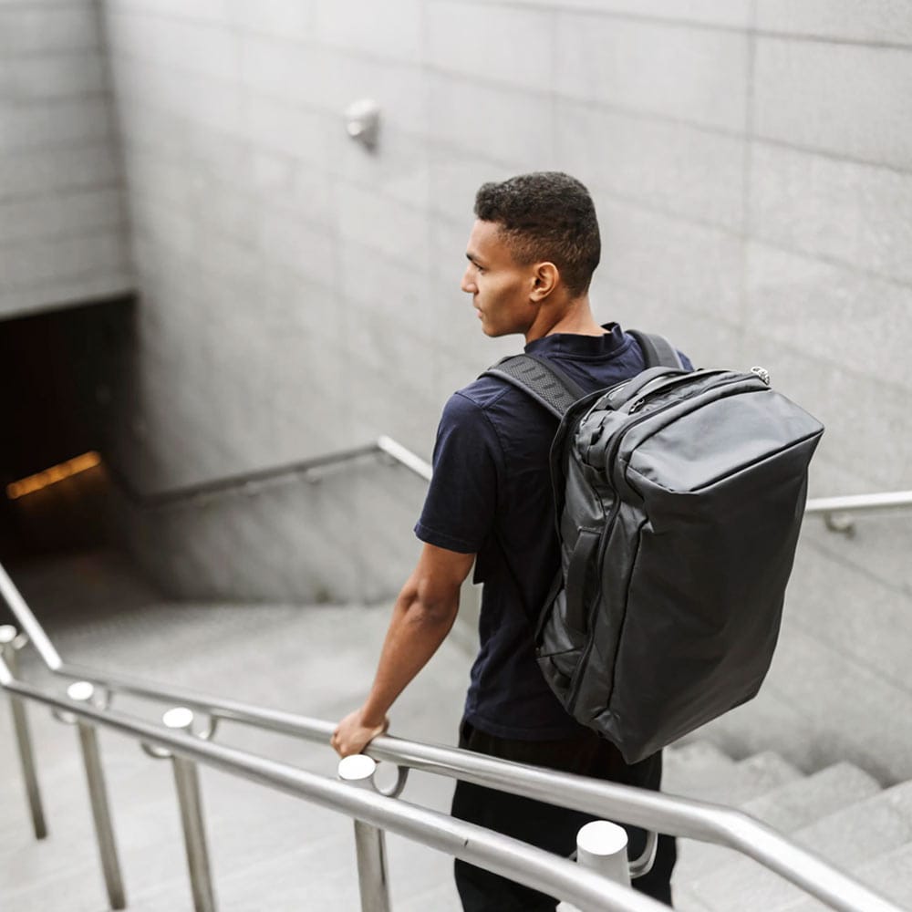 livsstilsbilde av Osprey Transporter Squffel 44L koffert (unisex)